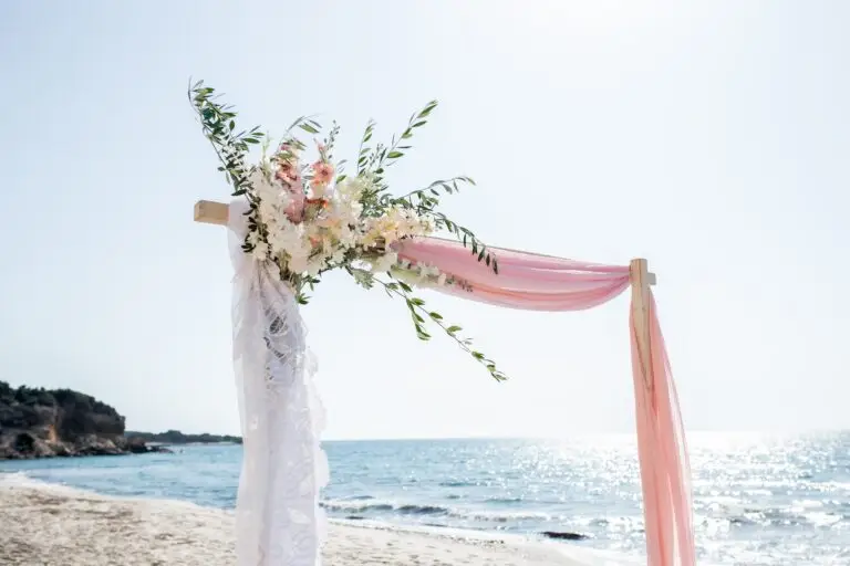 Freie Trauung Paket. Hochzeitsbogen am Strand.