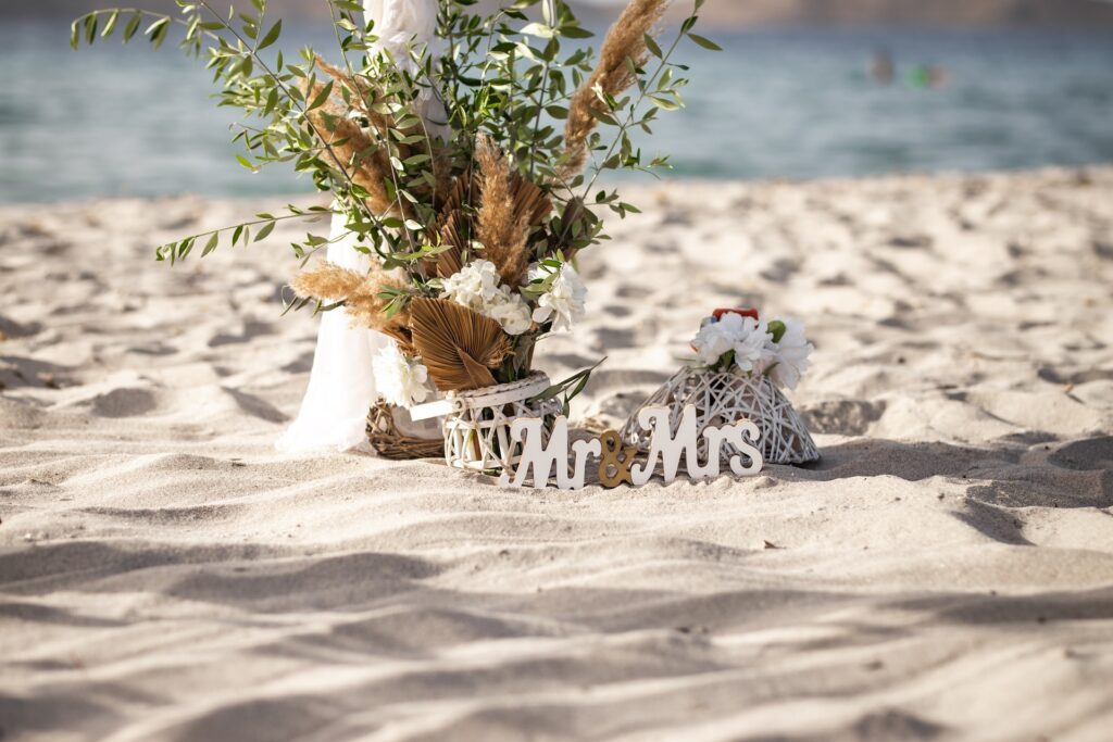 Blumendeko am Strand für Hochzeit, heiraten auf kos