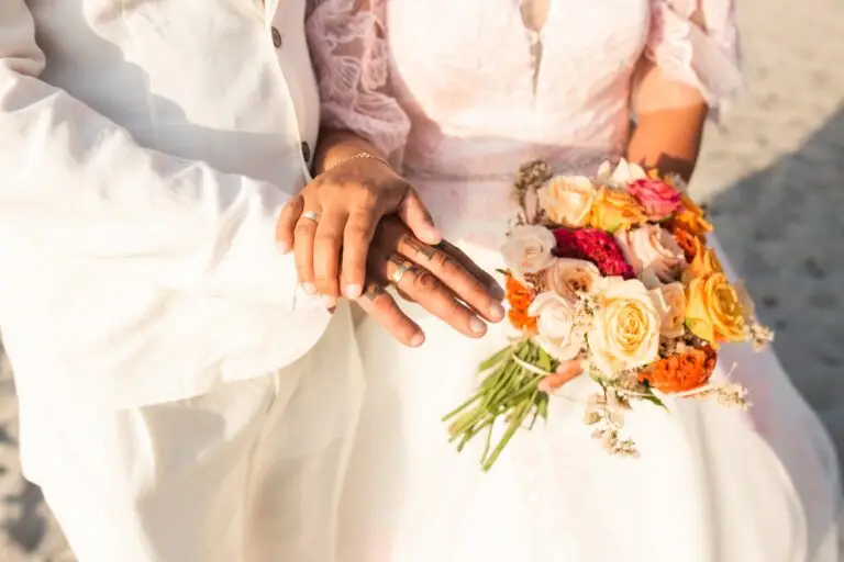 Brautstrauß und Hände, Hochzeitspakete