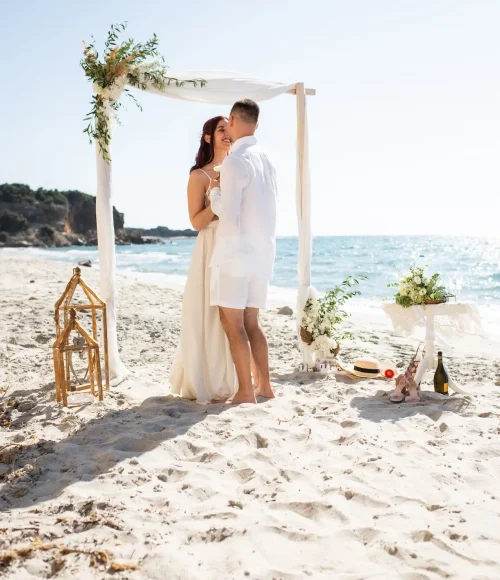 Hochzeitsplanung auf Kos. Brautpaar am Strand
